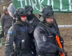 Polis Helsinki Büyükelçiliği önündeki gösteriye müdahale etti